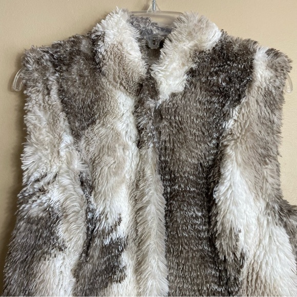 Cabi Aspen Faux Fur Vest Size Medium - Picture 9 of 16